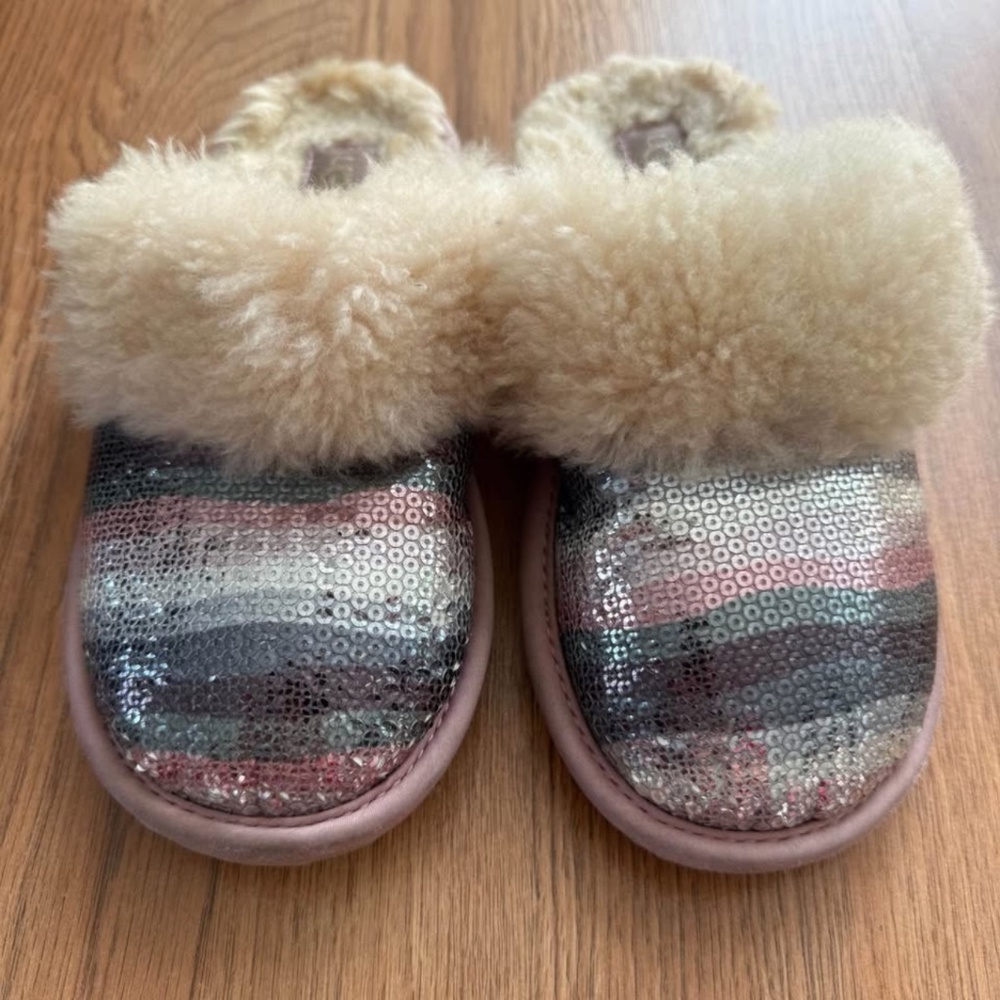 UGG girls slippers, size about 13-1